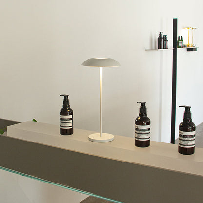 Luminária de ferro elegante