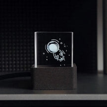 Cubo de Cristal Holográfico Inteligente – Relógio Digital, Estação Meteorológica e Álbum 3D com Animes em GIF